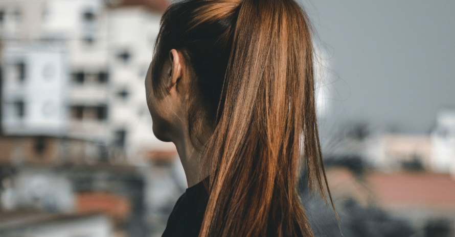 The girl looks at the city