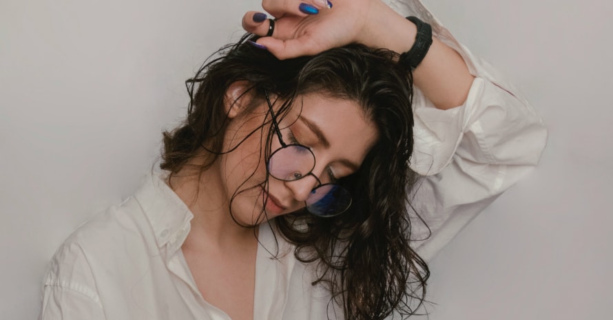 girl with glasses with wet hair