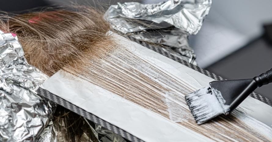 Hairdresser does fluff on thin strands