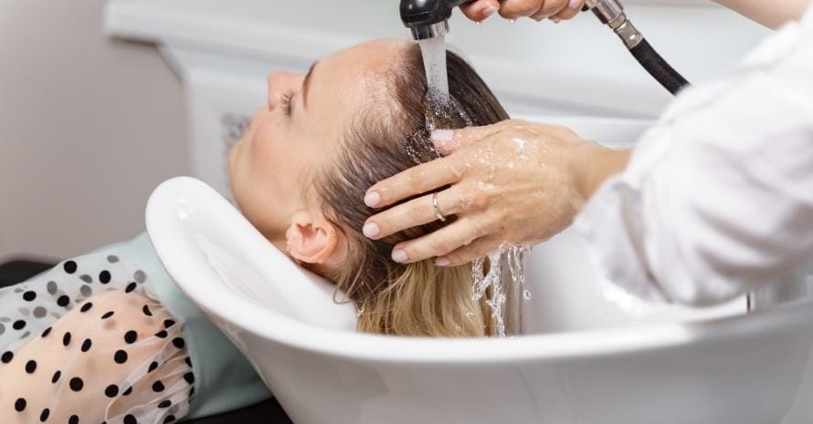 shampooing in beauty salon